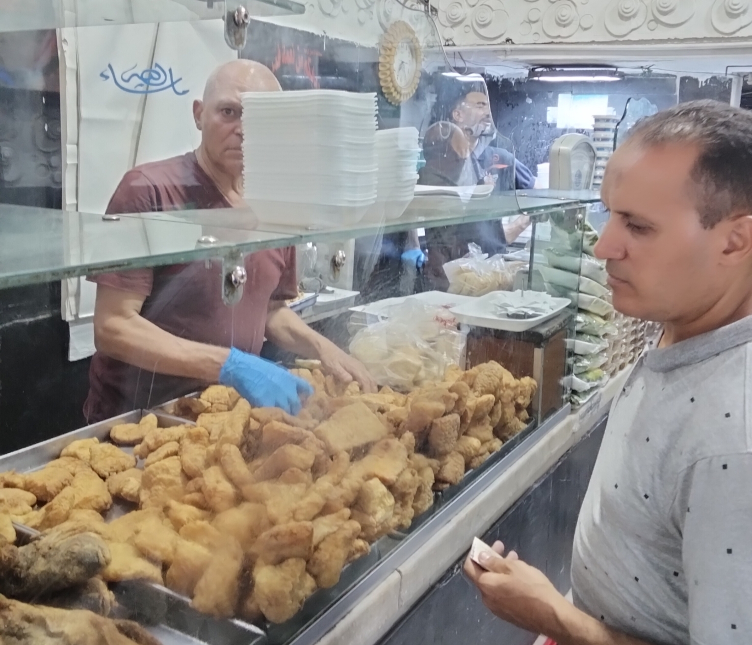 “ما كنتش متوقع كل ده… بس لقيت نفسي باكل الحكاية مش السمك!”